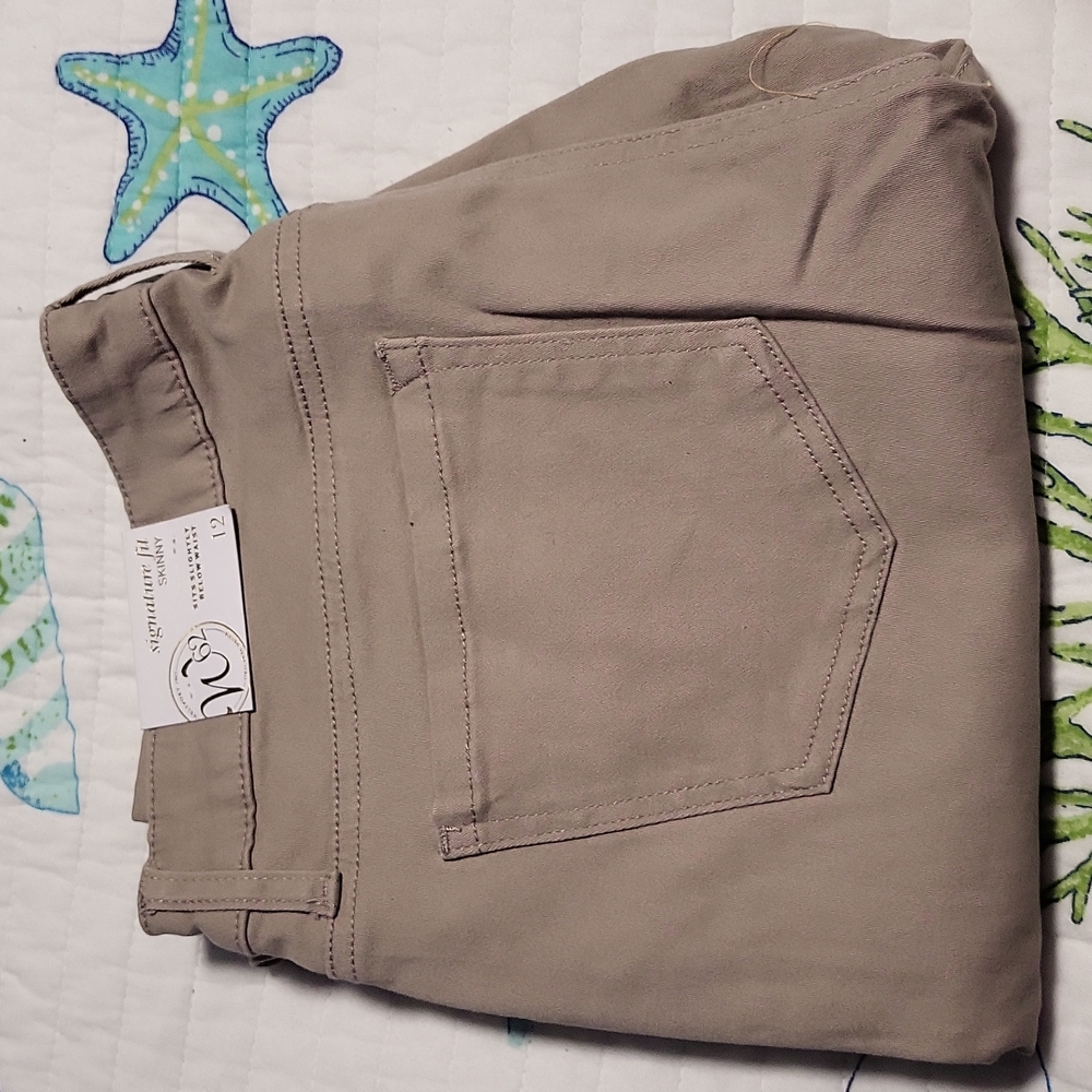 Westport Signature Skinny, NWT. 12